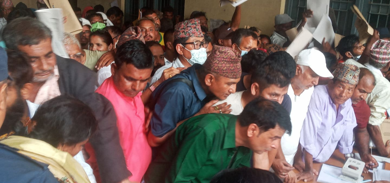 अस्तव्यस्त बन्यो विराटनगर महानगरपालिकाकाे मनाेनयन दर्ता स्थल