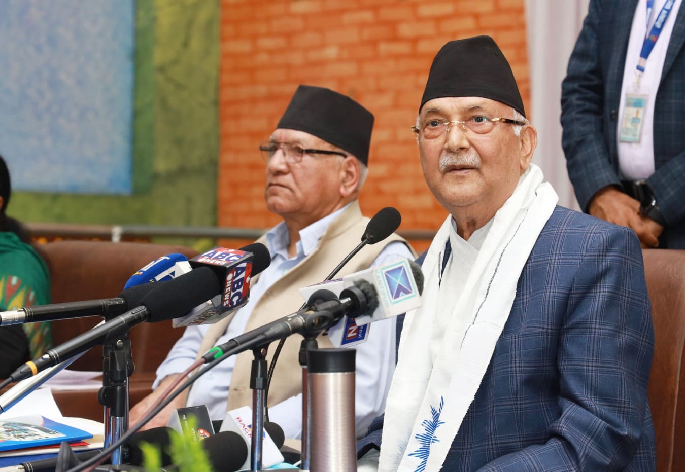 परमादेशबाट बनेको सरकारलाई जनादेशबाट हटाएर सिंहदरबार फर्किन्छाैँ : ओली
