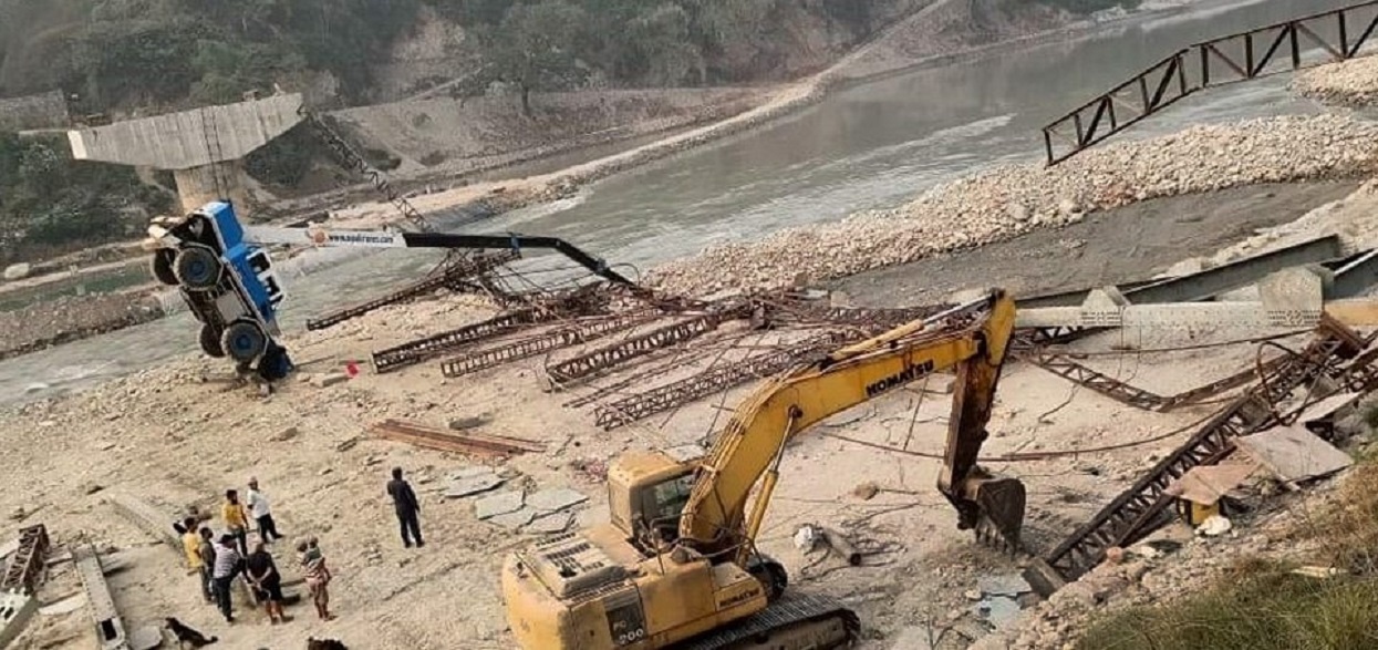 निर्माणाधीन पुलको बिम खस्दा ८ कामदार घाइते, २ गम्भीर