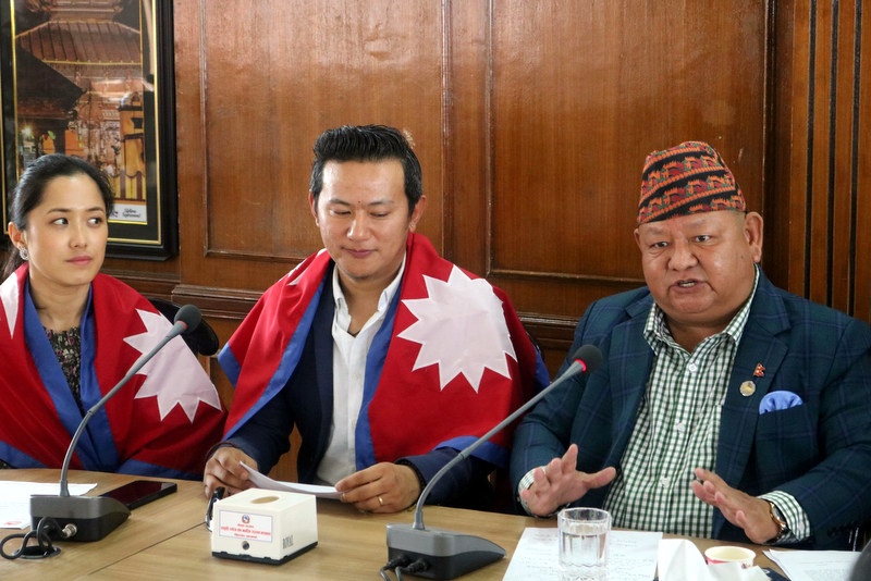 सगरमाथा चढ्दै गायक राजु लामा र अभिनेत्री दिया पुन