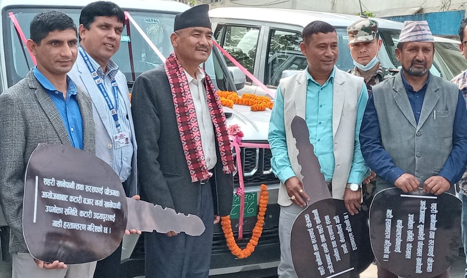 मन्त्री चौधरीद्वारा खानेपानीका ११  उपभोक्ता समितिलाई सवारी वितरण