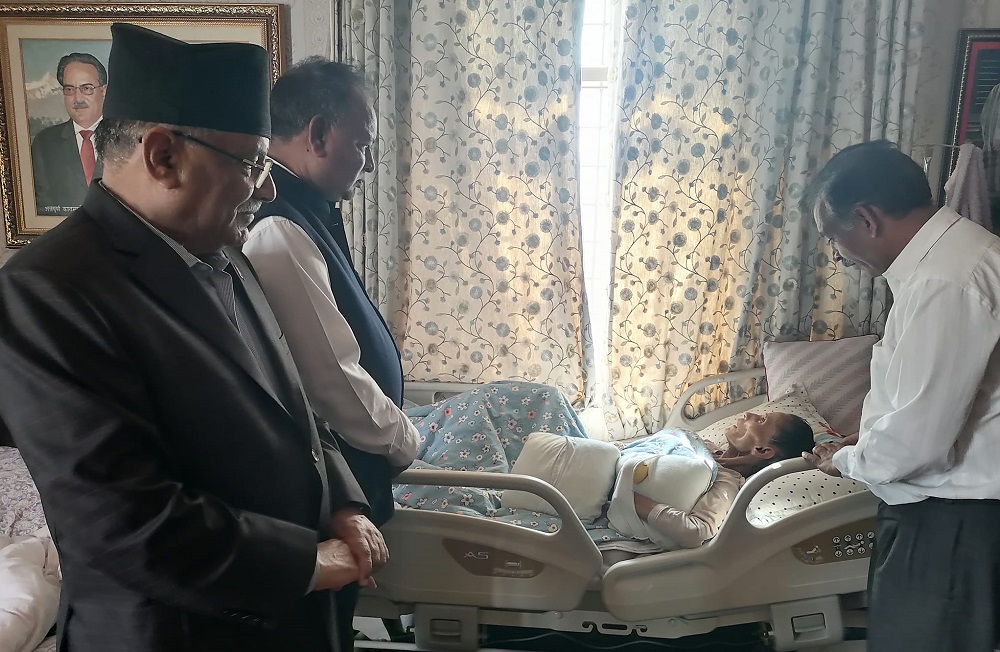 सीता दाहाललाई भेटेर ओली र बास्तोलाले गरे स्वास्थ्य लाभको कामना 