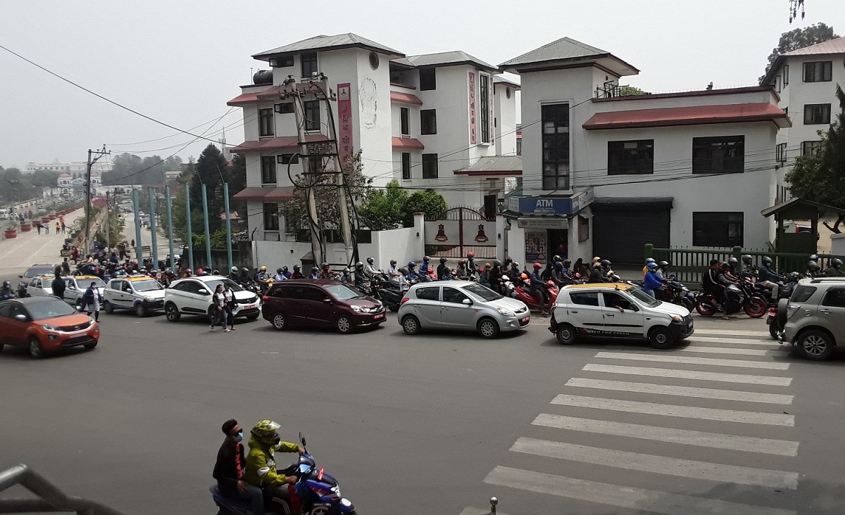 अभाव हुने त्रासमा तेल भर्न उपत्यकाका पम्पहरुमा लामो लाइन