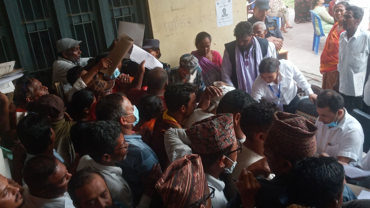 लाइन लागेका व्यक्तिले मध्यरातीसम्म दर्ता गराए उम्मेदवारी