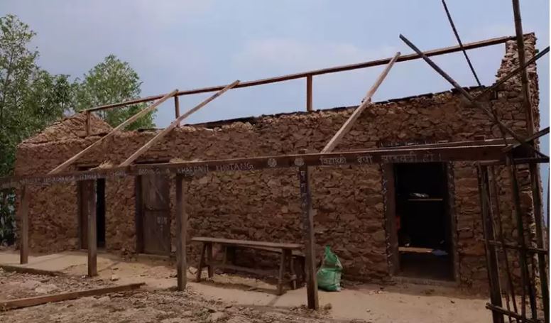 हावाहुरीले उडायो विद्यालयको छाना