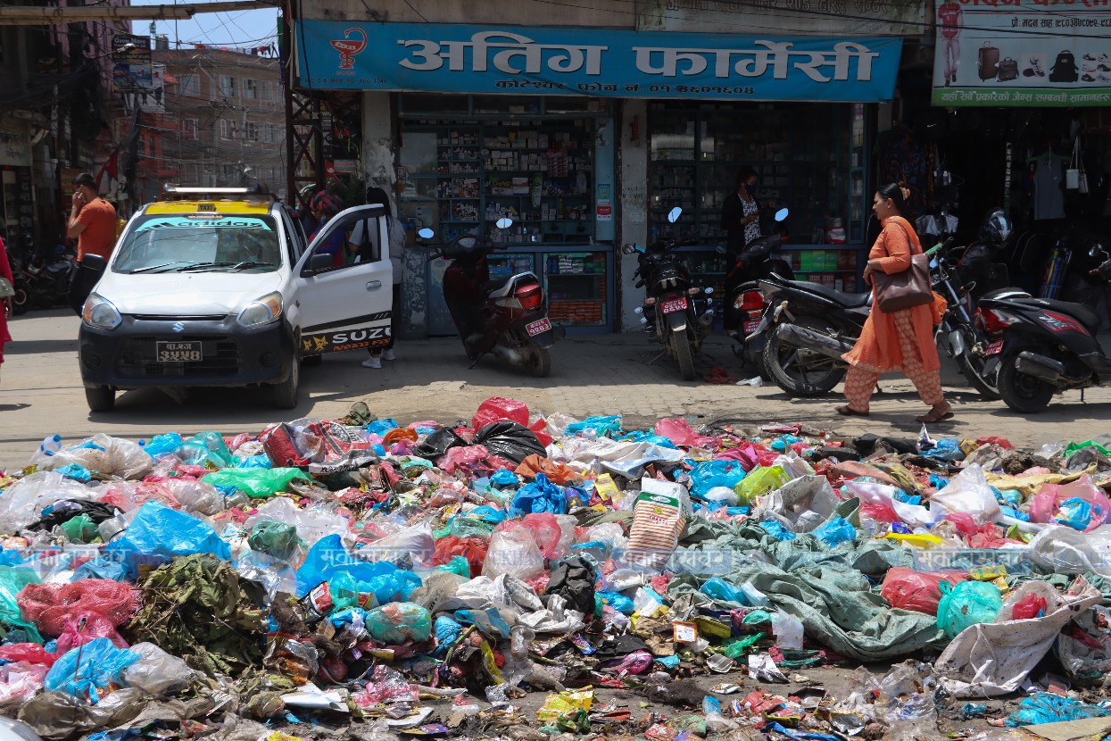 नियमित वर्षाका कारण काठमाडौँको फोहर व्यवस्थापनमा समस्या
