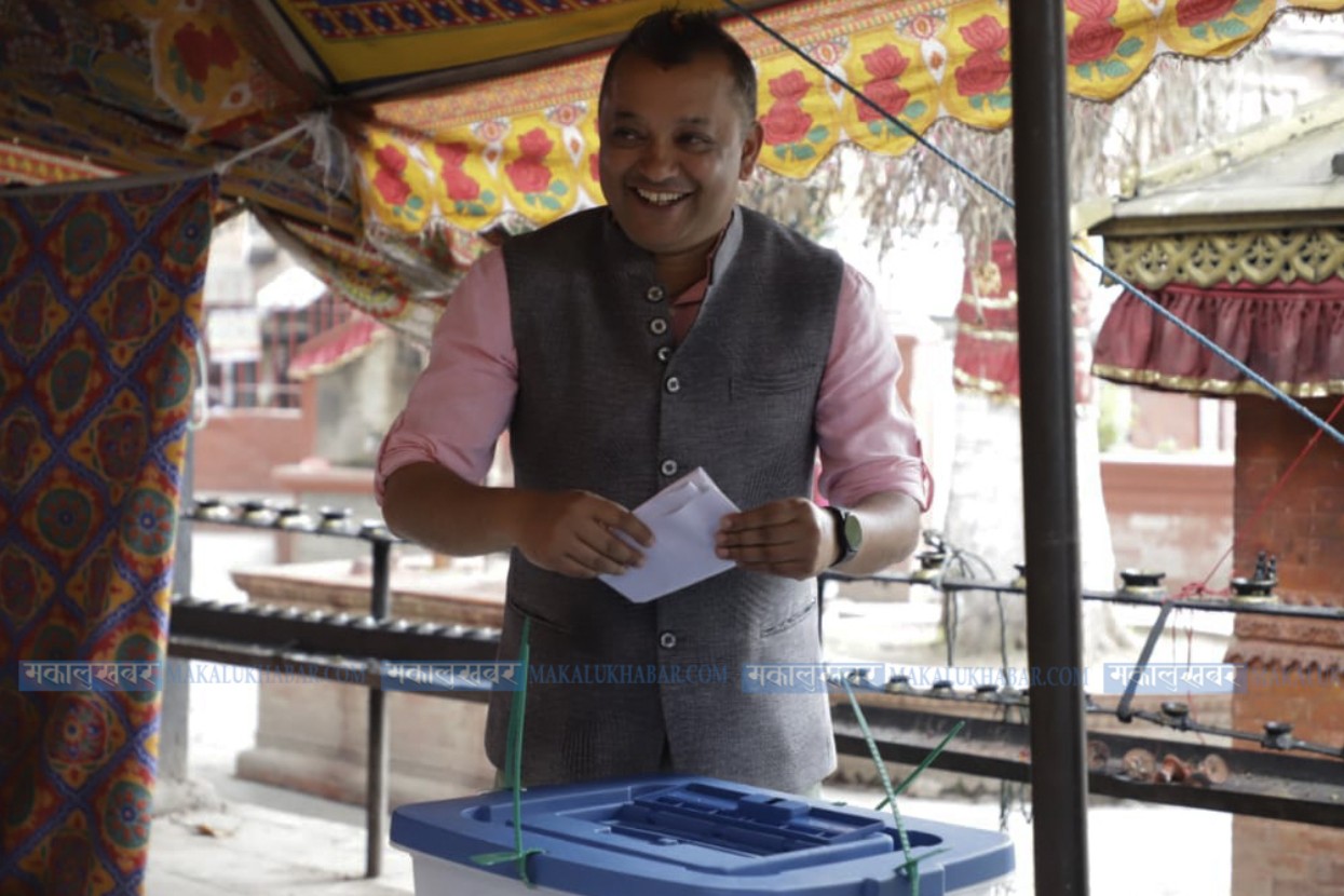 गगन थापाले गरे मैतीदेवीबाट मतदान (तस्वीर)