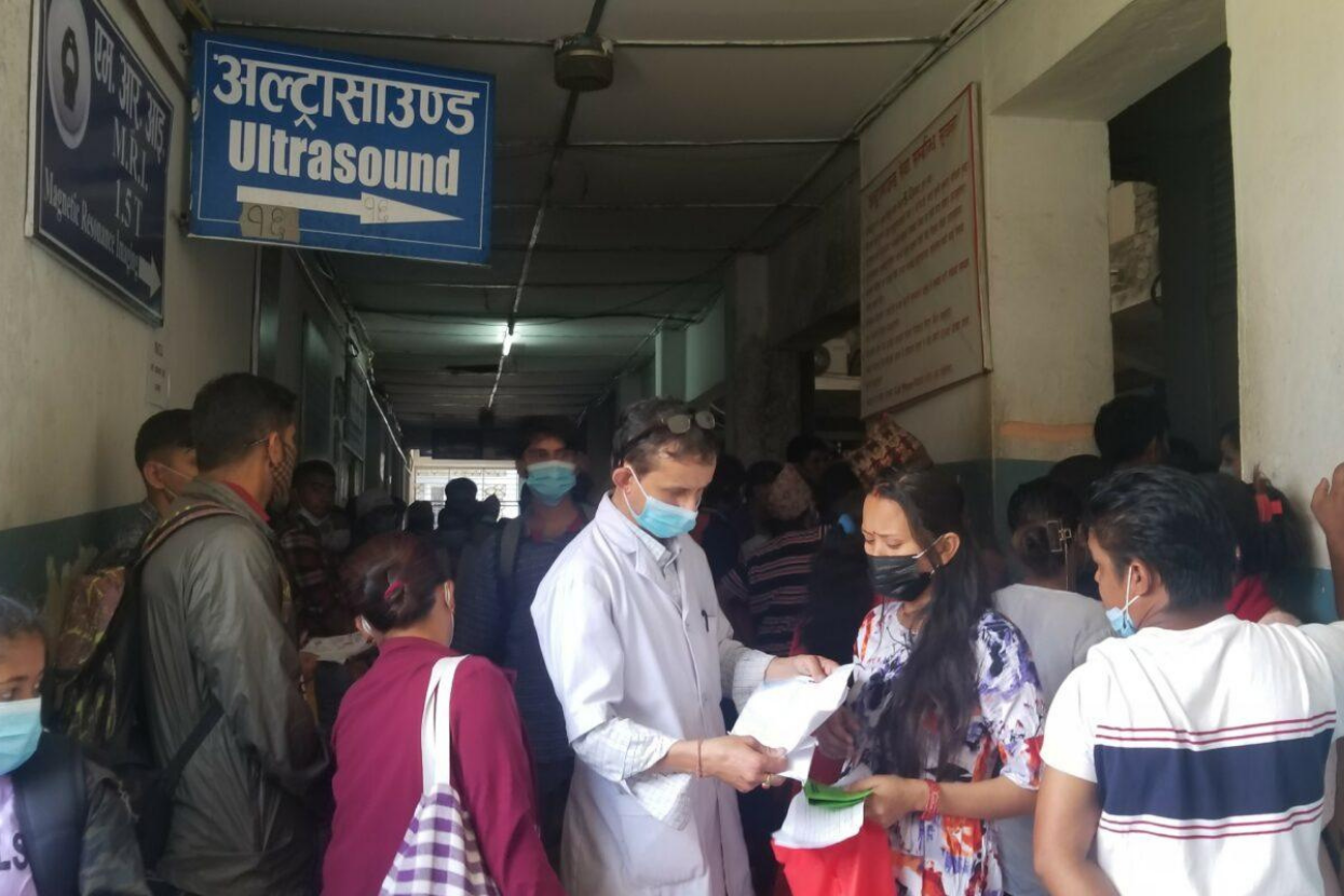गण्डकी अस्पताल : आठ महिने गर्भवती घण्टौँ लाइनमा