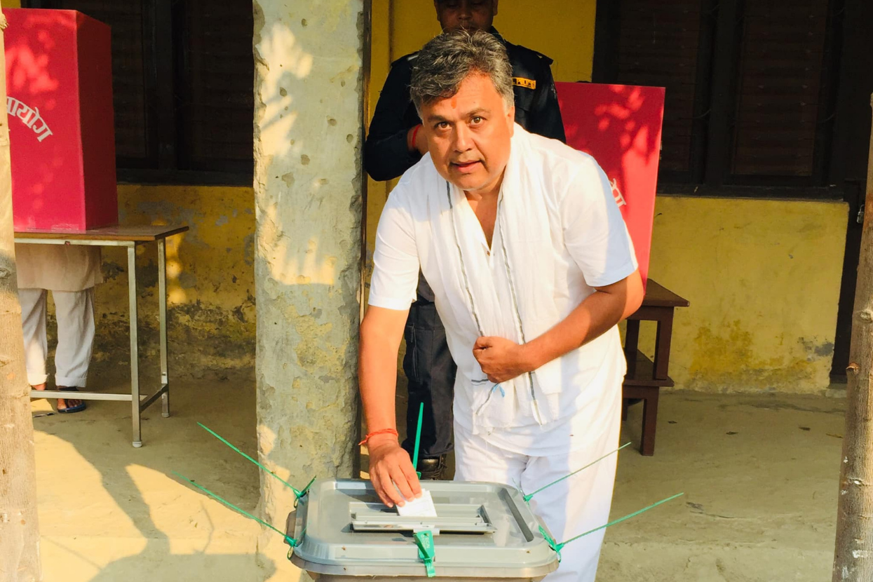 मेयर उम्मेदवार गिरीश गिरीले गरे मतदान