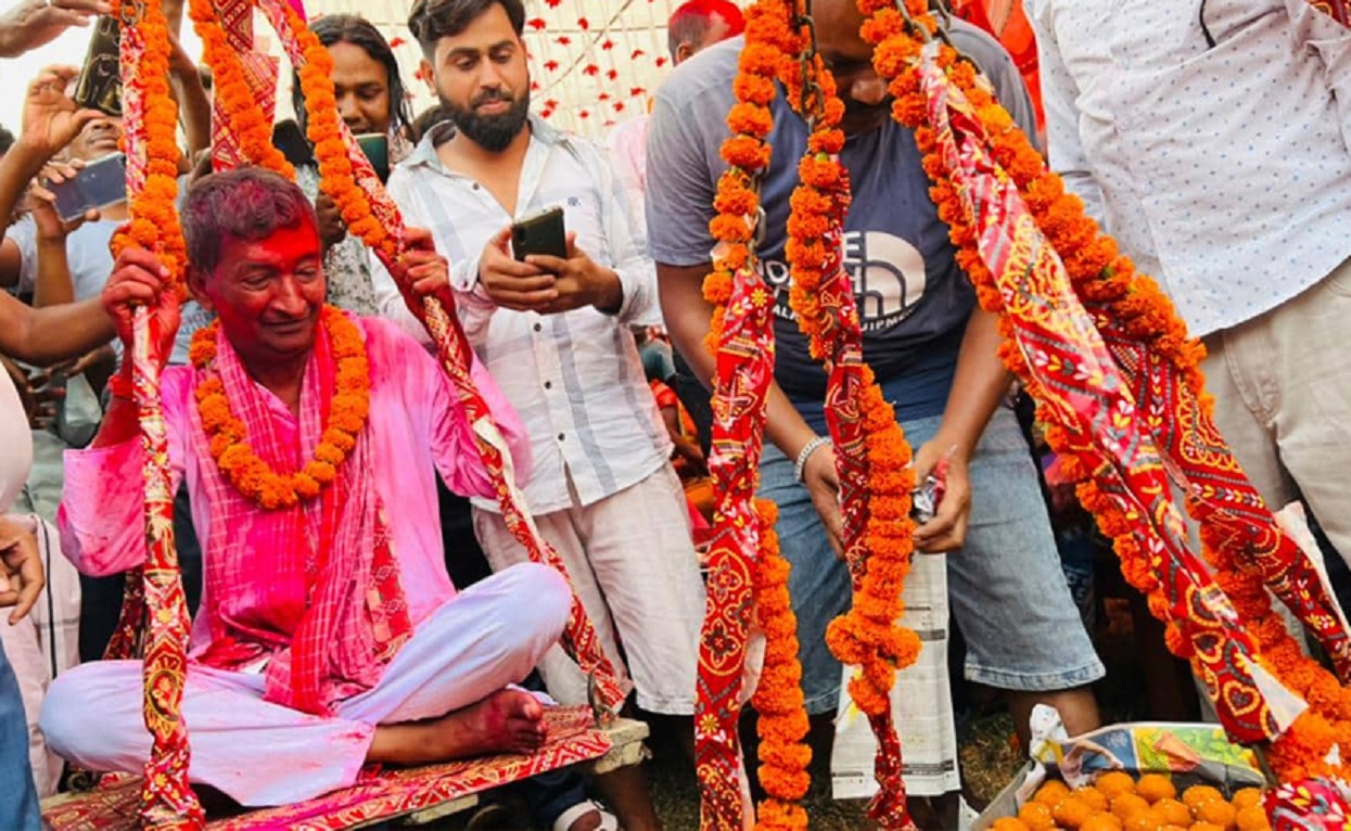 कलैयाका मेयर, उपमेयर र वडा अध्यक्षलाई उनीहरूकै तौल बराबरको लड्डुले स्वागत