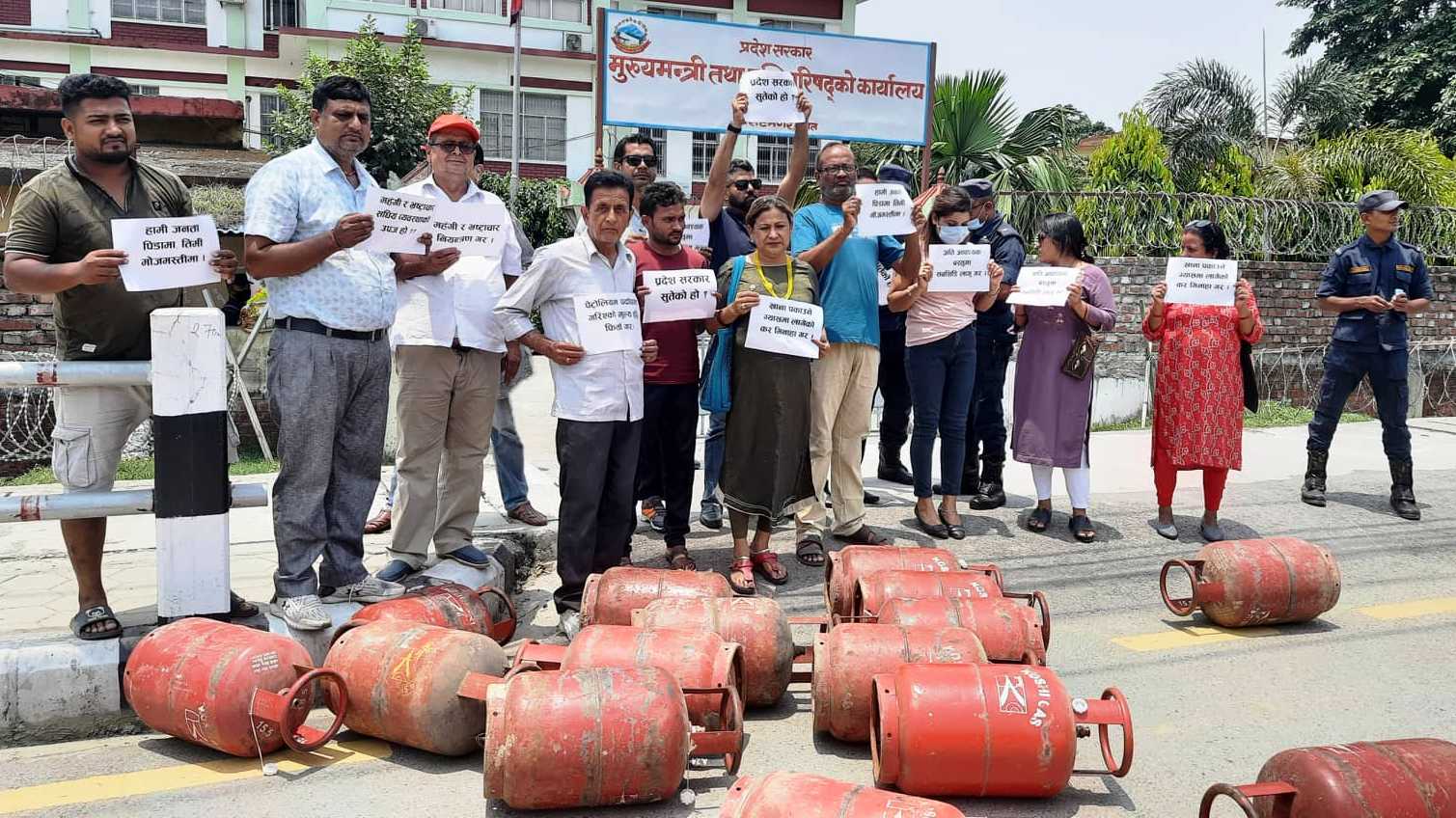 जब उपभोक्ता खाली सिलिण्डर बोकेर मुख्यमन्त्री कार्यालय पुगे…..