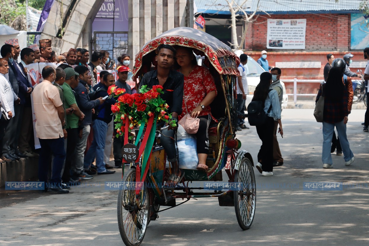 मजदुर दिवसमा मजदुरी (फाेटाेफिचर)
