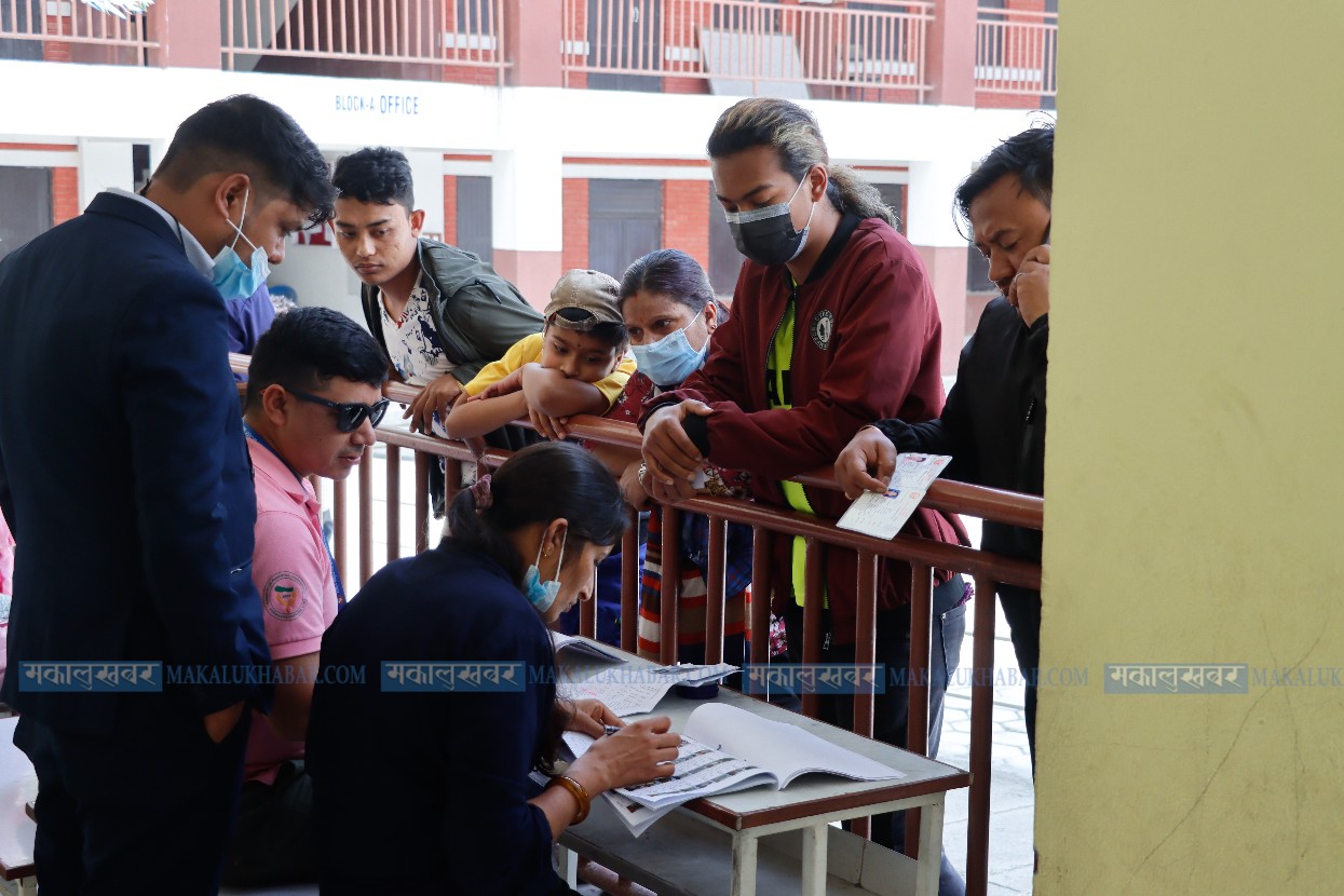 मतदान केन्द्रबाट मतदाता परिचयपत्र वितरण शुरू (तस्वीरहरू)