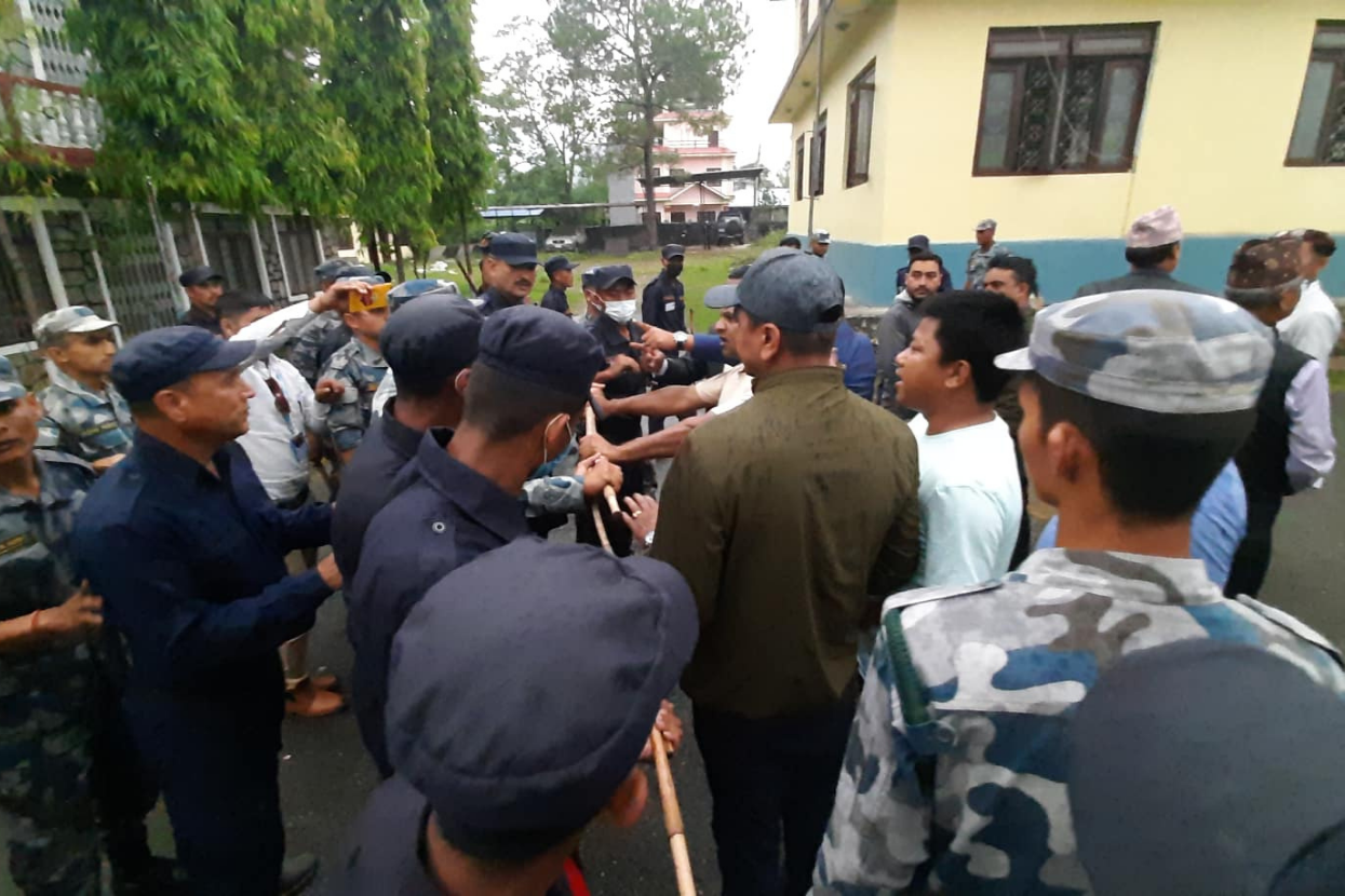 पोखराको मत गणनास्थलमा एमाले नेताद्वारा पत्रकारमाथि दुर्व्यवहार