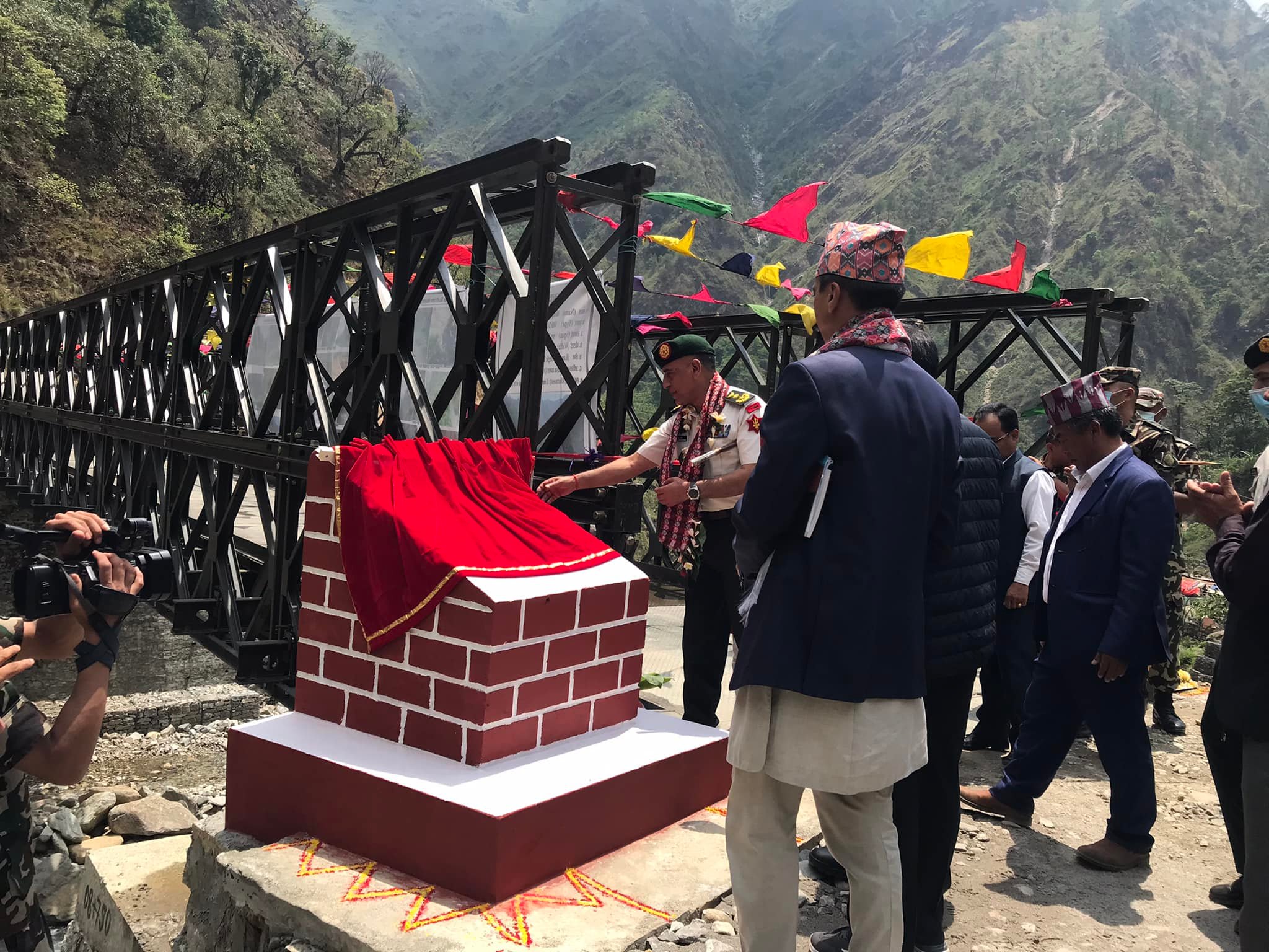 उत्तरी छिमेकी चीन जोड्ने सडकमा निर्माण भएको पुल प्रधानसेनापतिले उद्घाटन गरे