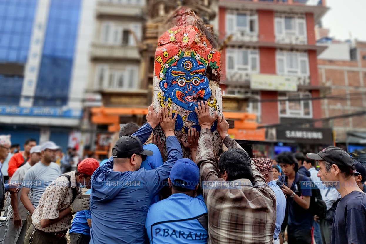 रातो मच्छिन्द्रनाथकाे मूर्ति रथाराेहण (तस्वीर)