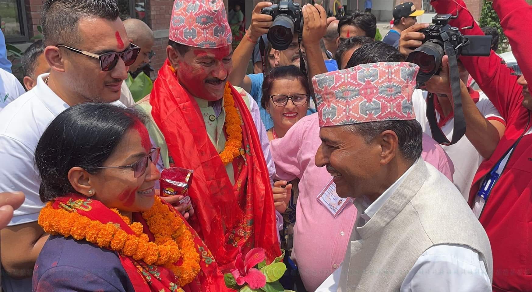 विजयले रेनुलाई भने– राम्रोसँग नगरको विकास गर्नूहोला, शुभकामना !