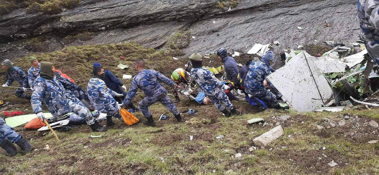 तारा एअर दुर्घटनास्थलबाट २१ शव फेला पर्‍याे, १० वटा काठमाडाैँ लगिँदै