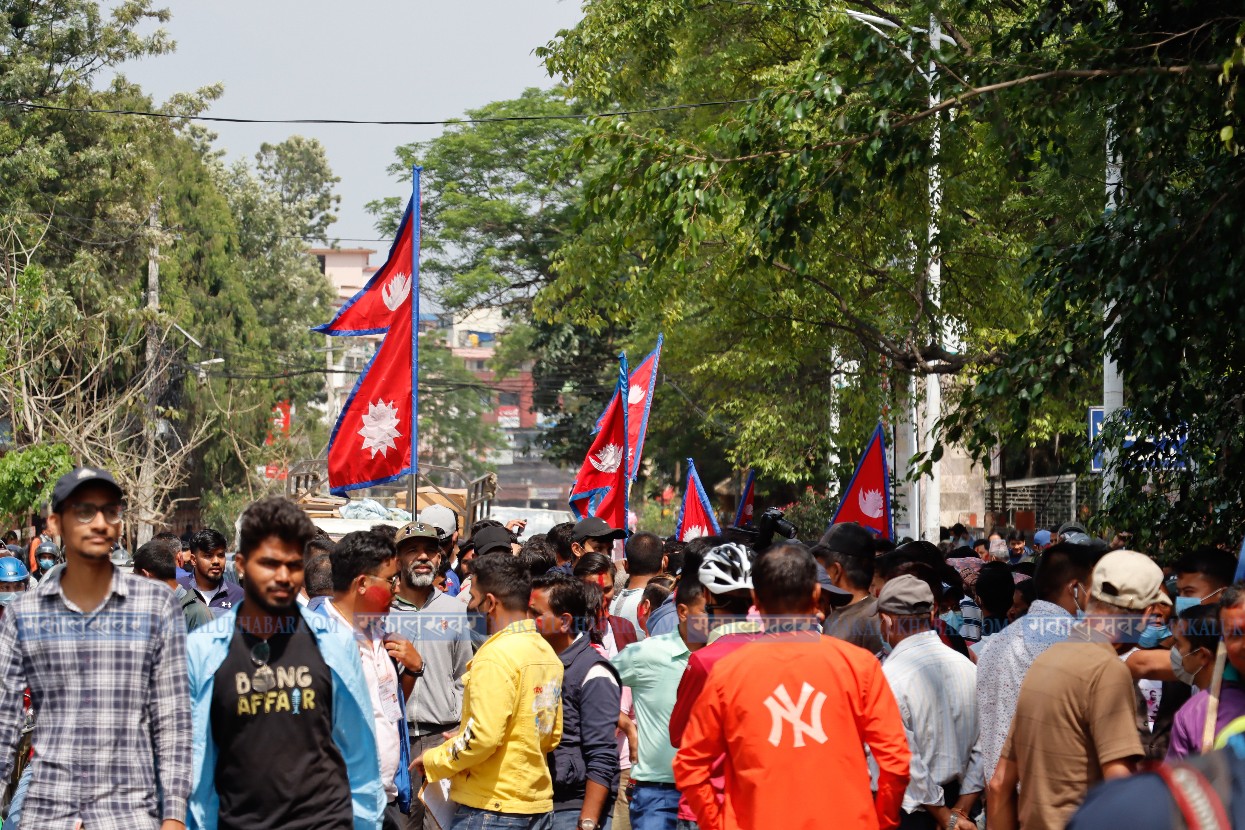 सभागृहमा बालेनका समर्थकको भिड (तस्वीर)