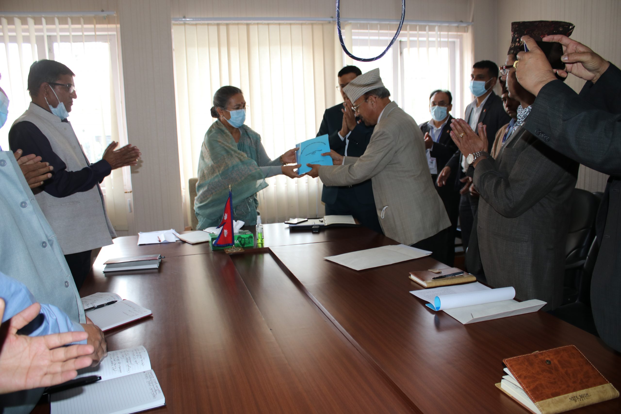 समस्याग्रस्त सहकारीका विषयमा मन्त्री श्रेष्ठलाई समितिले बुझायो प्रतिवेदन