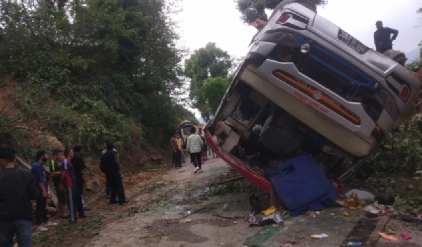 कैलालीबाट छुटेको बस डोटीमा दुर्घटना, ३० जना घाइते