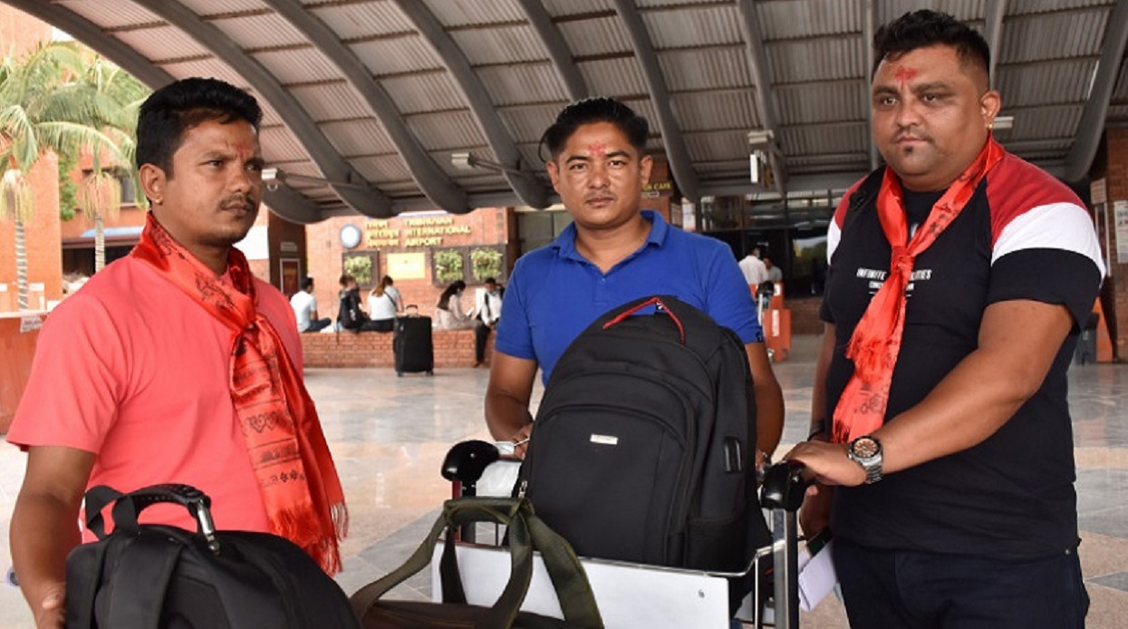 मतदान भइरहेका बेला विमानस्थलमा भेटिएका मानसिंहहरू…