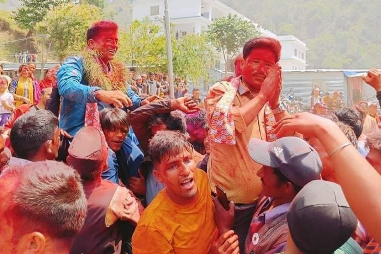 बाजुराकाे रोचक दृश्य : जित्ने र हार्ने विजय जुलुसमा सँगसँगै काँधमा