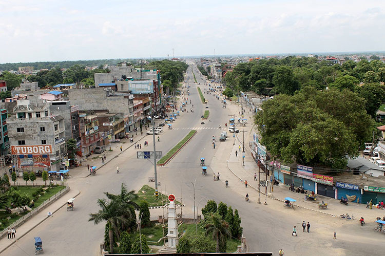 पैसा बाँडेको भन्दै एमाले उम्मेदवारकी श्रीमतीलाई स्थानीयले गरे घेराउ