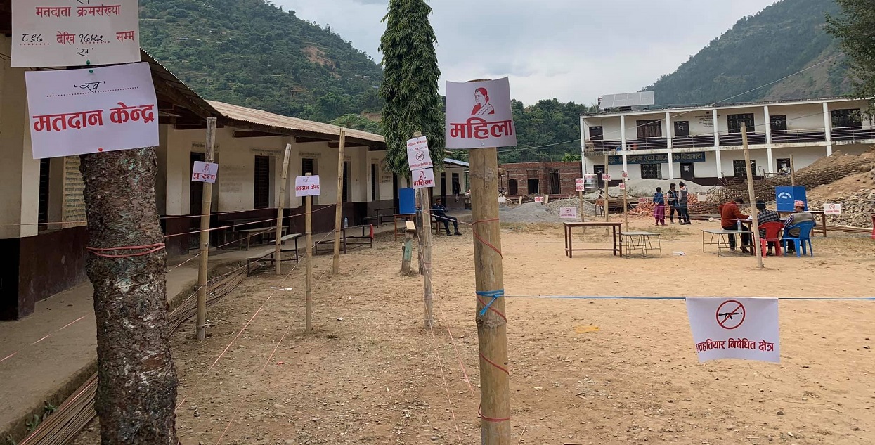 बाब्लामा एमालेका कार्यकर्ताको अवरोध, मतदान केन्द्रमा तोडफोड