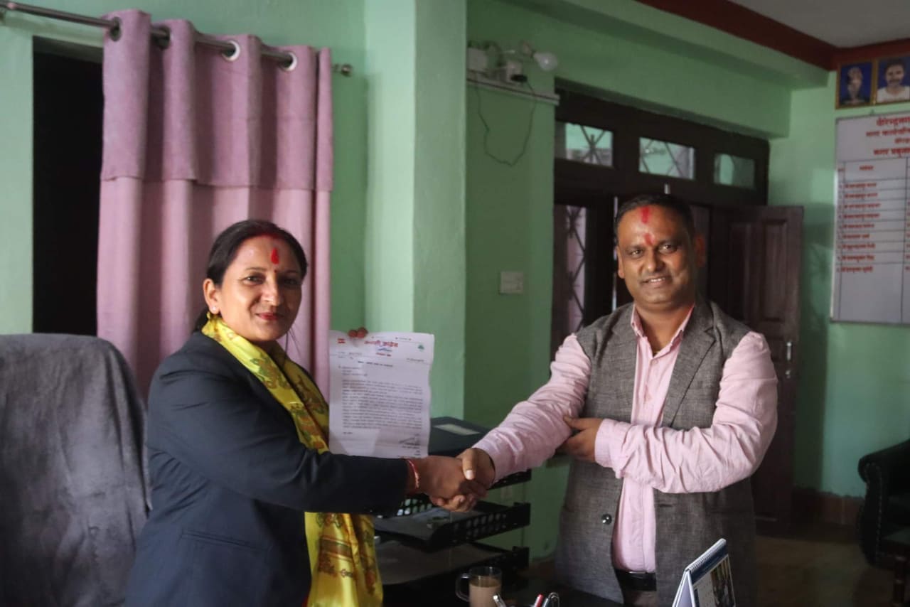 पराजित खड्काले आफ्ना चुनावी प्रतिबद्धता वीरेन्द्रनगरकी मेयर ढकाललाई बुझाए