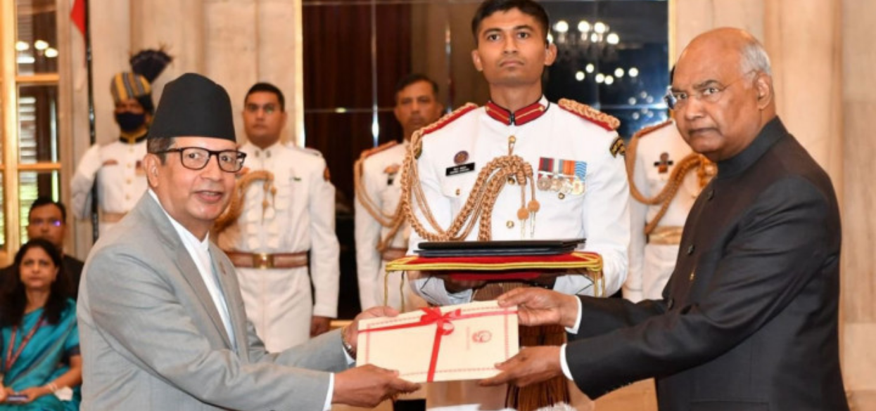 राजदूत शर्माद्वारा भारतीय राष्ट्रपति कोविन्दसमक्ष ओहोदाको प्रमाणपत्र पेस
