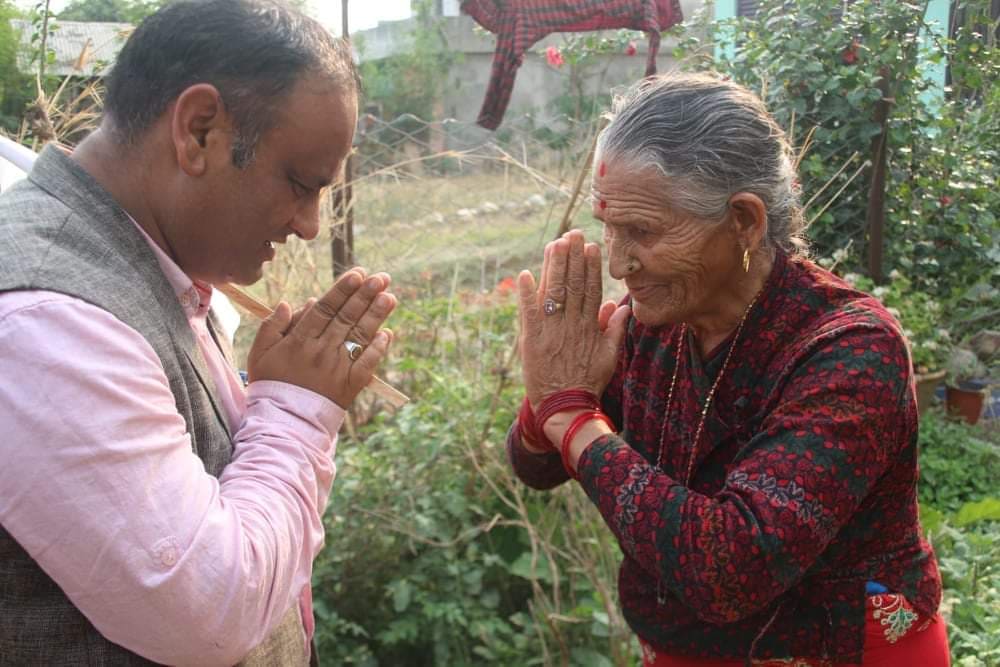मतदाता फकाउन घर-घरमा कर्णालीका उम्मेदवार