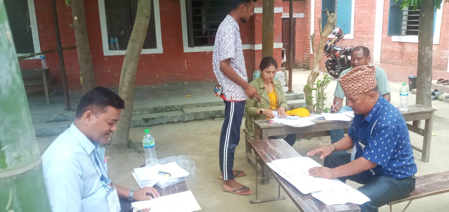 मतदान केन्द्रमा कर्मचारीले काम थाले