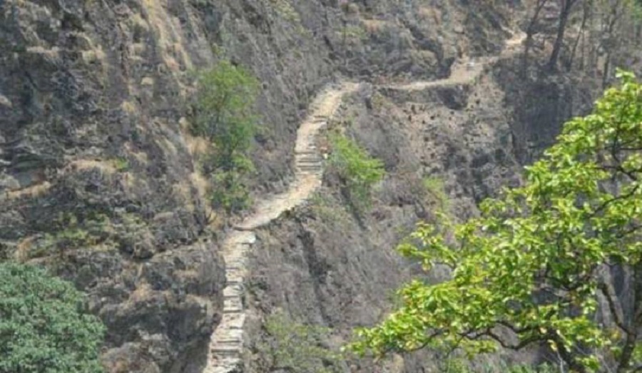 मनास्लु पदमार्गमा सुख्खा पहिरो, बाटो बन्द