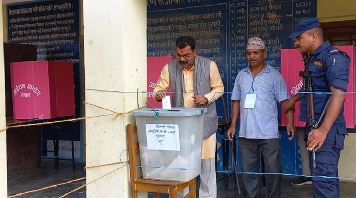 धनगढी उपमहानरका मेयर उम्मेदवार वडले गरे मतदान