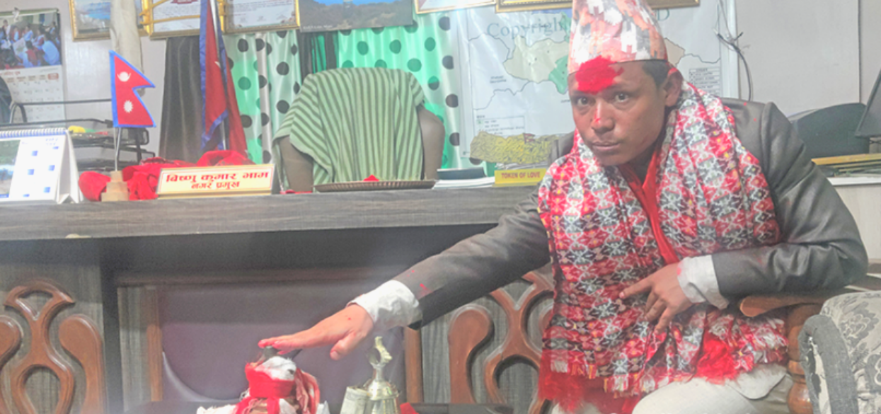 भ्रष्टाचार नगर्ने भन्दै देउताको घण्ट छोई पदभार ग्रहण