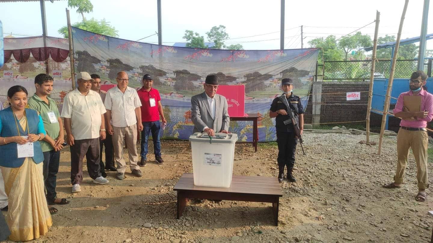 चितवनको नेपाल पुलिस स्कुल शान्तिपुरबाट प्रचण्डले भोट हाले