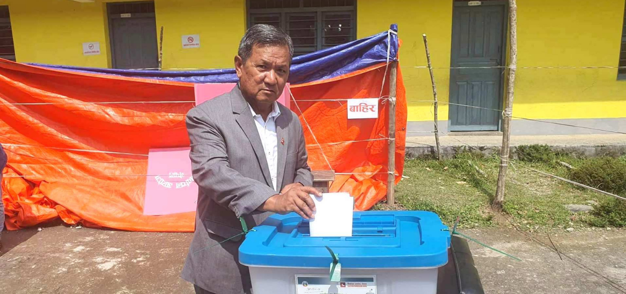 गण्डकीका पूर्वमुख्यमन्त्री गुरुङद्वारा लमजुङमा मतदान