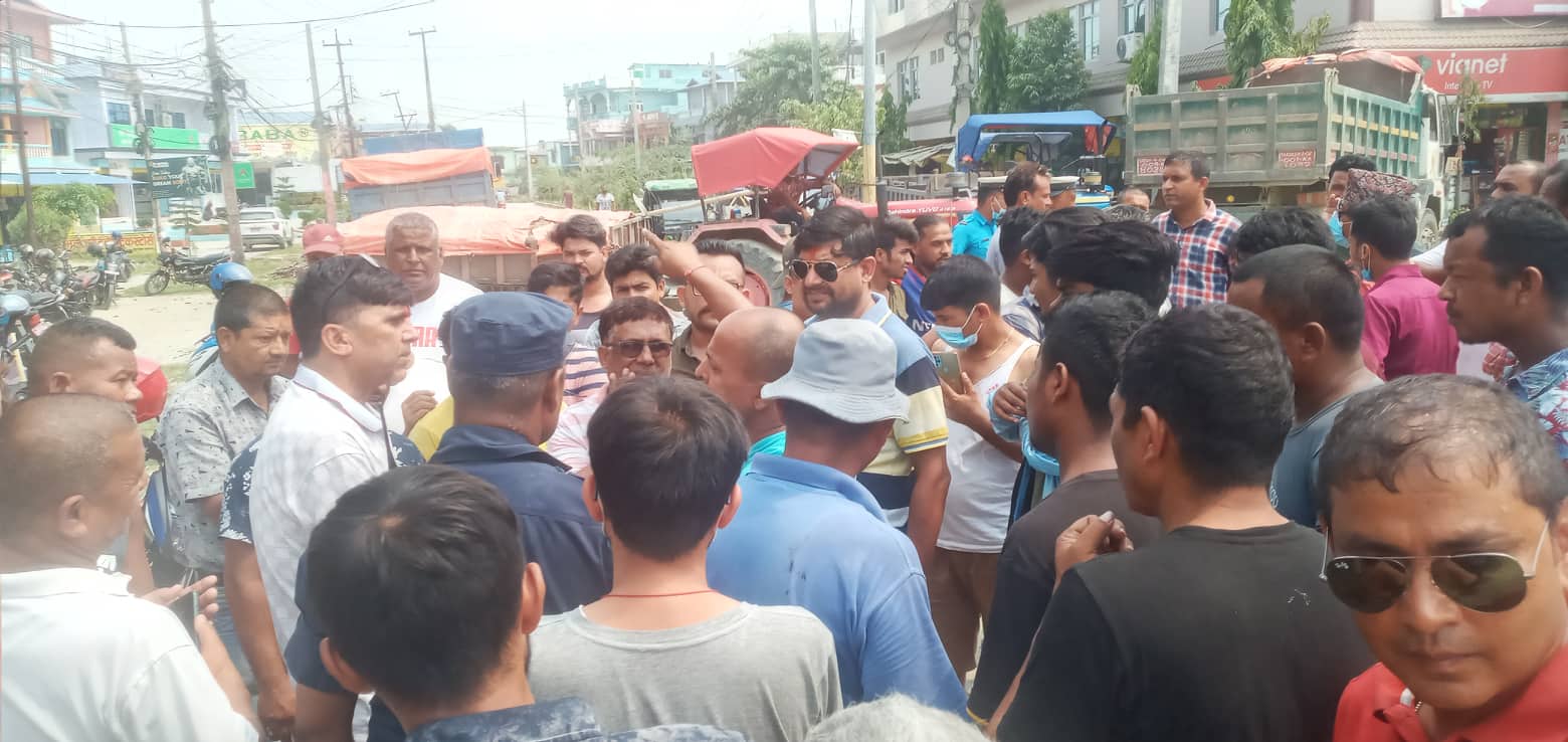 विराटनगरको पुष्पलाल चोकमा स्थानीयको अवरोध (तस्बिरहरू)