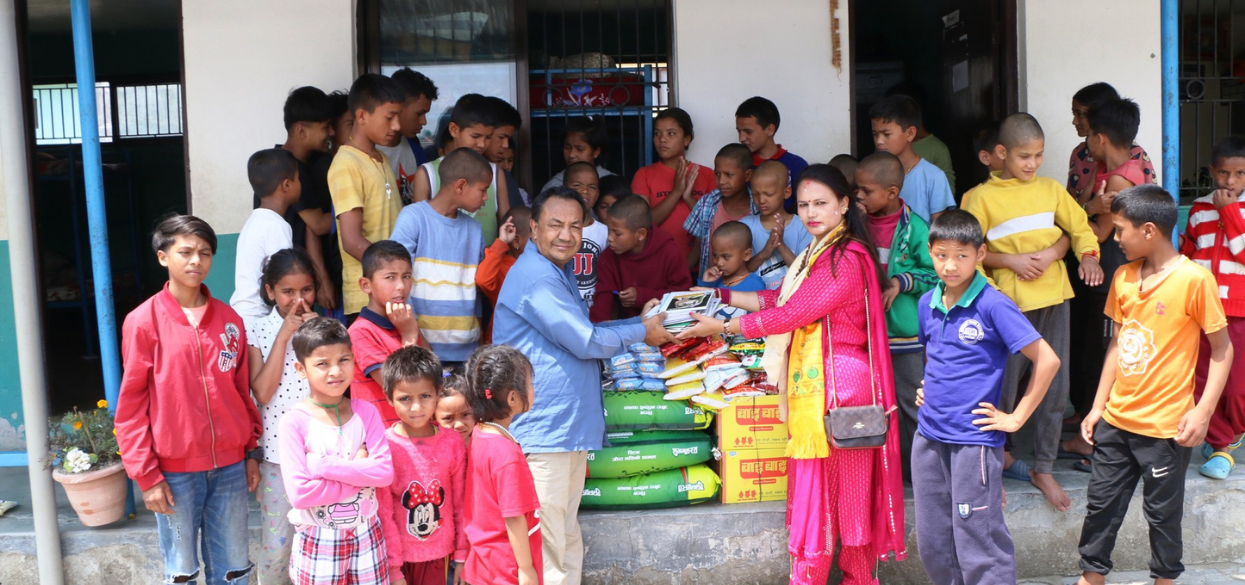 समाजसेवी घिमिरेले मनाइन् अनाथ बालबालिकासँग आफ्नो जन्मदिन