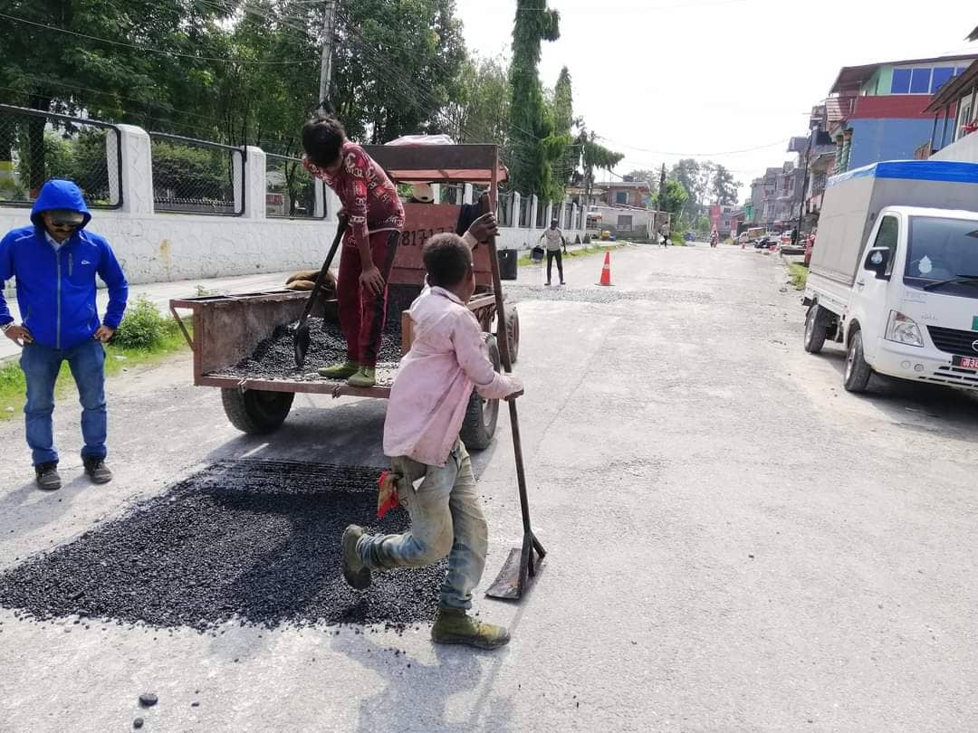 सडकमा खाल्डा देख्नेबित्तिकै महानगरलाई खबर गर्न आग्रह