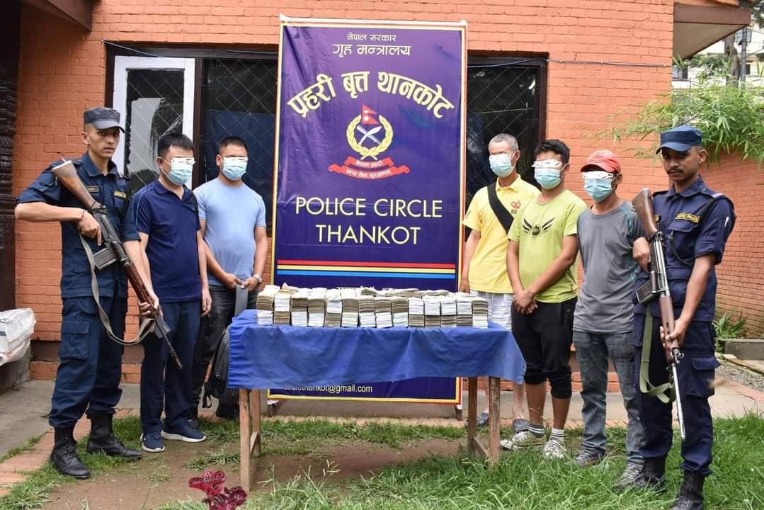 नागढुंगाबाट झण्डै ४ कराेडसहित ५ जना पक्राउ
