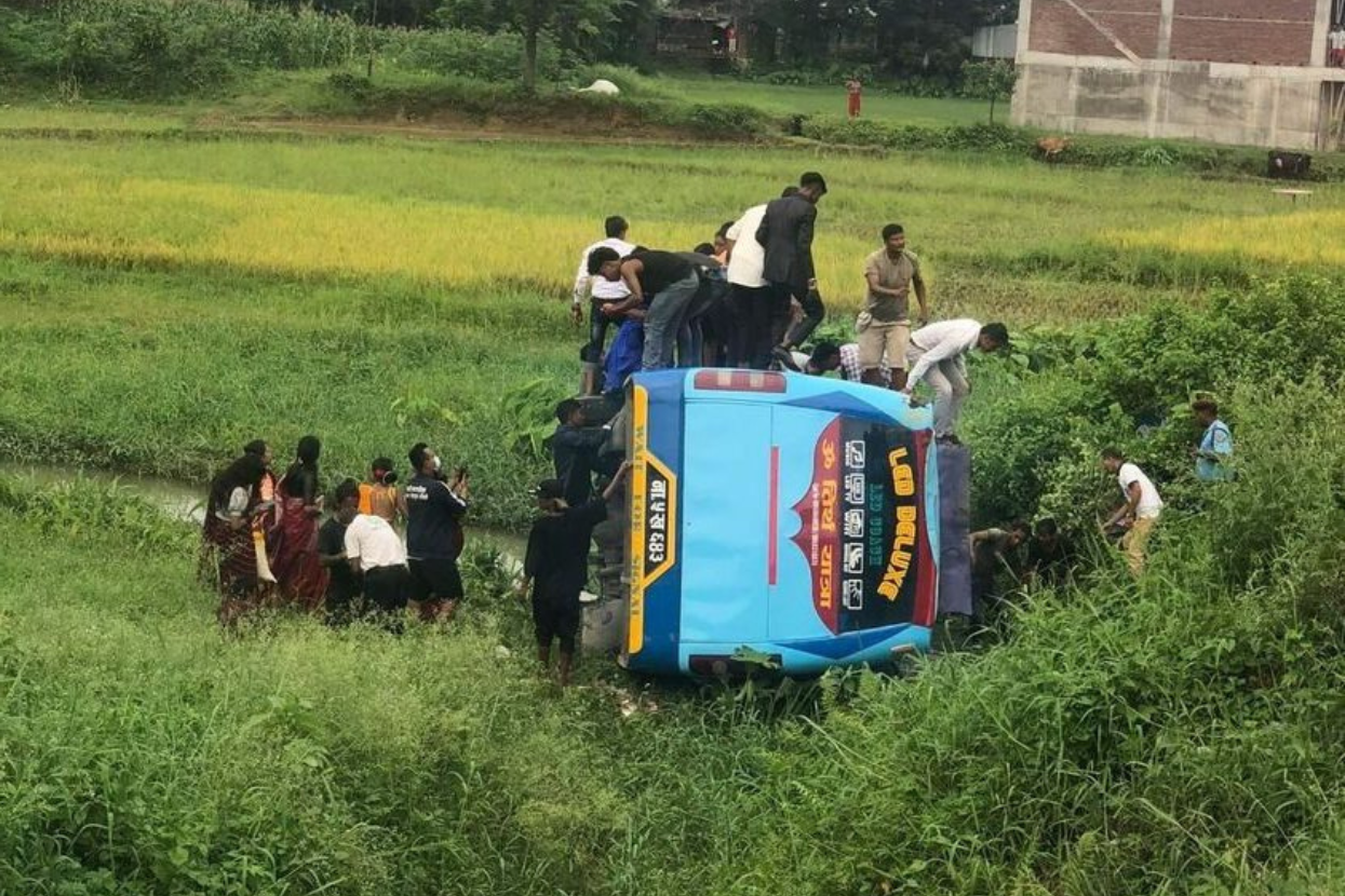 चितवनको रत्ननगरमा जन्ती बस दुर्घटना, १३ जना घाइते