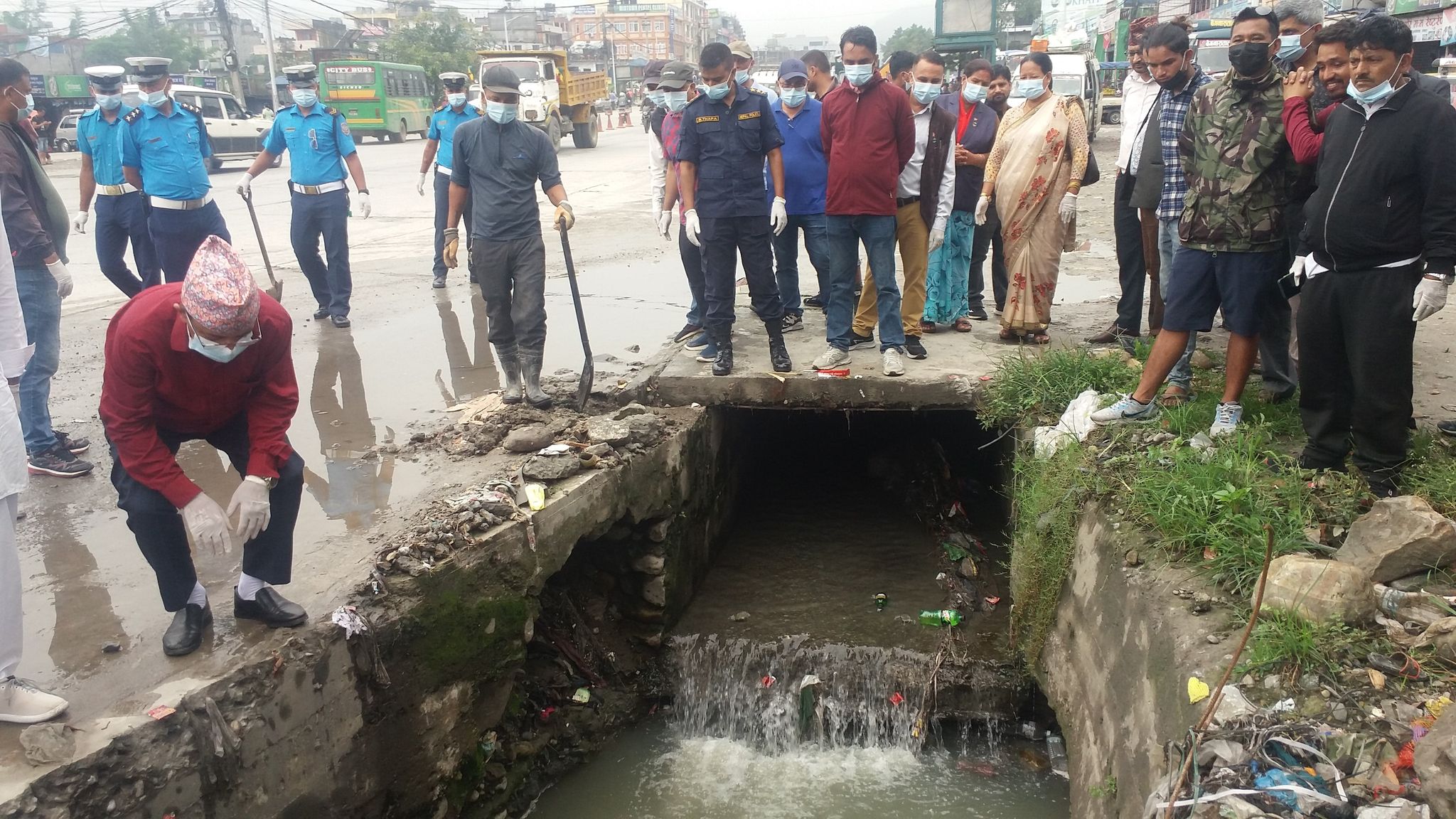 पोखराका मेयर आचार्य ढल सफा गर्न आफैँ सडकमा
