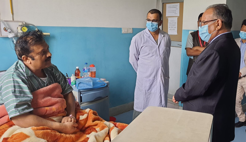 डा. विजय पाैडेलकाे स्वास्थ्यावस्थाबारे जानकारी लिन अस्पताल पुगे प्रचण्ड