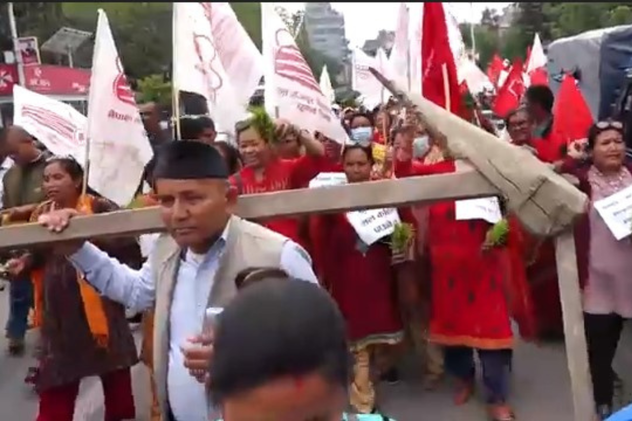 खेतीकाे समयमा मल नपाएकाे भन्दै किसानकाे प्रदर्शन