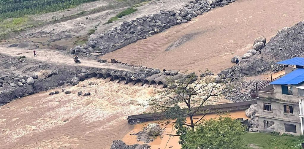 मेलम्चीमा पानीको बहाव बढ्यो, अस्थायी पुलमा क्षति