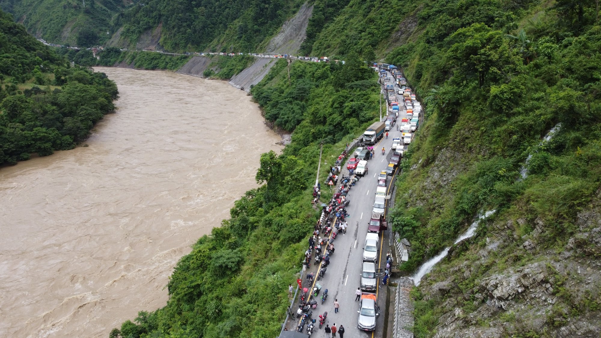 तीन किलोमा पहिरो, नारायणगढ-मुग्लिन सडक पुनः अवरुद्ध