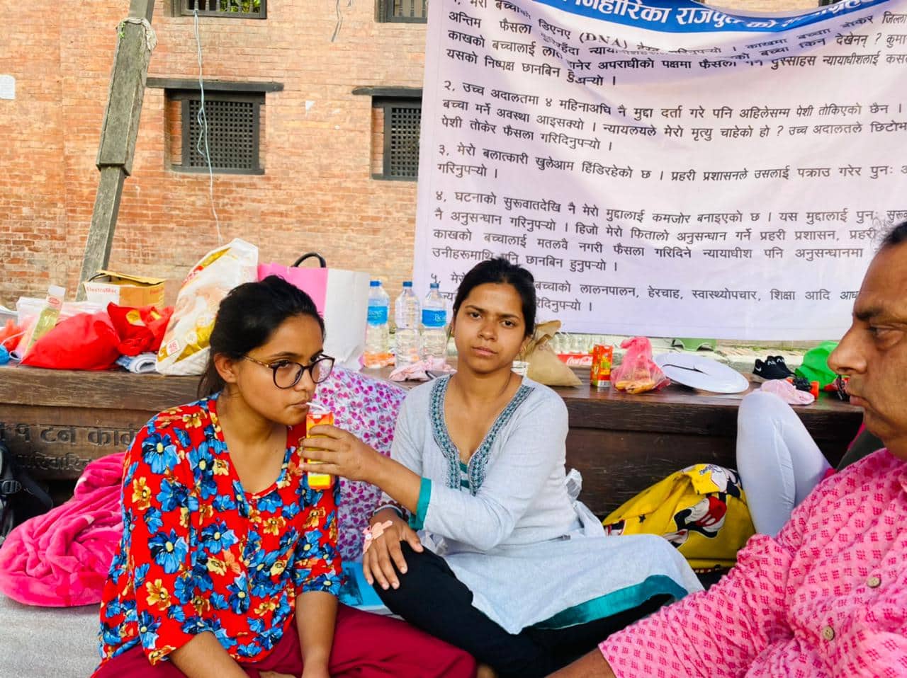 बलात्कार पीडित कुमारी आमाकाे पक्षमा अनसन बसेका २ जनाले अनसन ताेडे