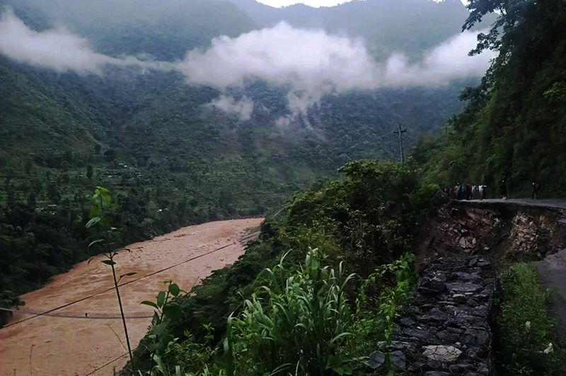 आँबुखैरेनी पहिरो : कार पुरिएको स्थानमा शव भेटियो